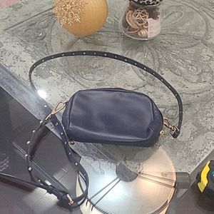 ISAAC MIZRAHI LEATHER CROSSBODY BAG LIKE NEW